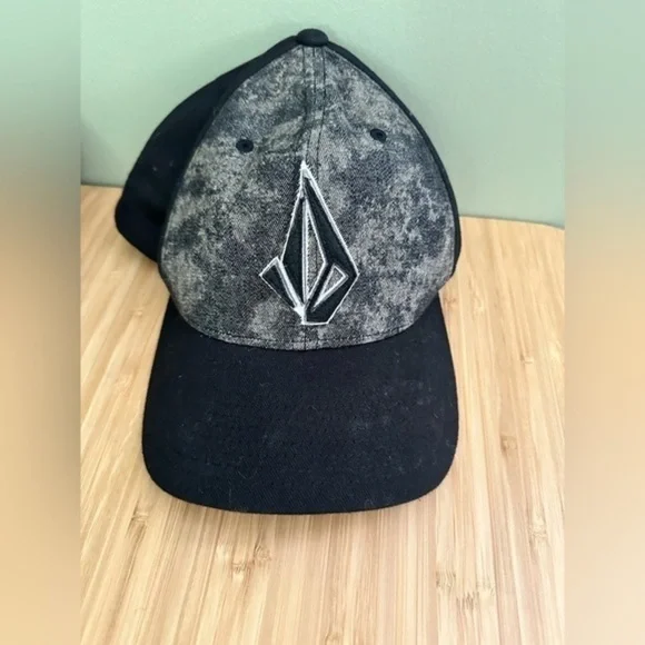 Volcom Flexfit Ball cap - Picture 1 of 3